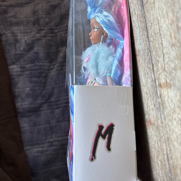 Mermaze Mermaidz color change shellnelle fashion doll with accessories. - Picture 2 of 3